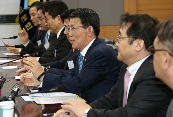 은성수 금융위원장이 7일 오후 서울 광화문 정부서울청사에서 열린 금융투자업계 최고경영자(CEO) 간담회에서 발언을 하고 있다. ⓒ 연합뉴스