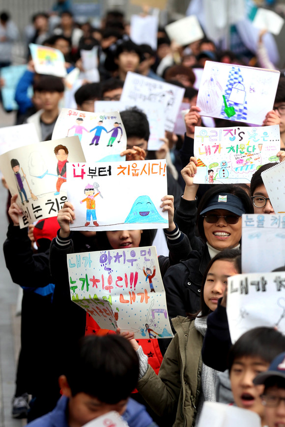 2015년 11월15일 오후 서울 청계광장 일대에서 열린 '내 집 앞 눈 치우기' 캠페인에 참여한 시민들이 직접 그린 눈치우기 포스터를 들어보이고 있다. ⓒ 연합뉴스