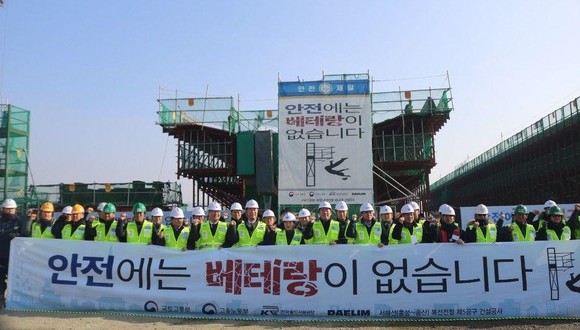 강훈식 의원은 지난 10일 김현미 국토부장관과 서해선 '아산고가' 건설현장 방문해 안전실태를 점검 후 건설현장 관계자들과 단체 기념촬영을 하고 있다. ⓒ 의원사무실