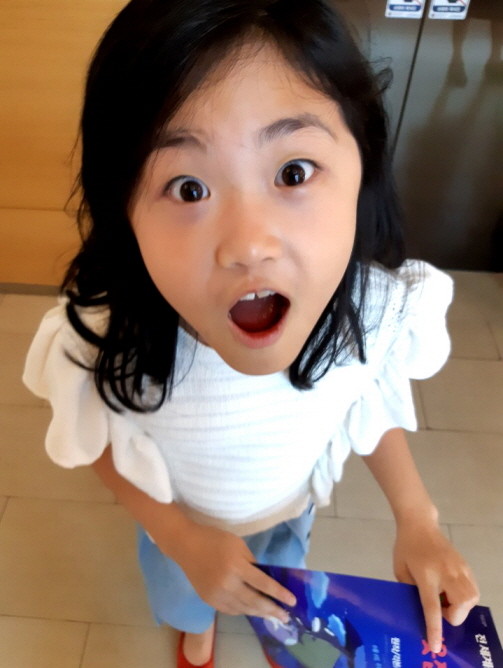 수아는 꿈이 디자이너다. 그런데 과학이 너무 재밌고 좋아서, 편리하고 실용적인 것들을 많이 만들고 싶다고 했다. ⓒ 강현희
