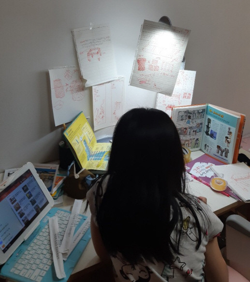 방에서 미술 작업에 푹 빠져 있다. 3~4시간 꼼짝 않고 작업에 몰두하기 여사라고. ⓒ 강현희