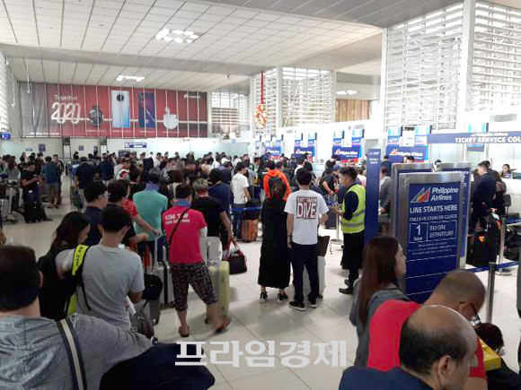 필리핀 마닐라 인근 따알(Taal) 화산의 폭발로 인한 화산재가 활주로를 덮으면서 운항이 잠정 중단됐던 마닐라 아키노 공항이 운항을 재개했다. 이에 따라 공항에 발이 묶였던 관광객 등 재외국민들도 순차적으로 귀국길에 오를 예정이다. ⓒ 프라임경제