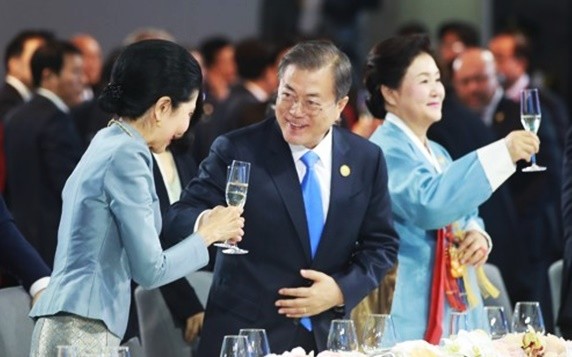 문재인 대통령이 지난해 11월25일 오후 부산 힐튼호텔에서 열린 2019 한·아세안 특별 정상회의 환영 만찬에서 건배하고 있다. ⓒ 연합뉴스