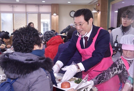 이용섭 광주광역시장이 설명절을 앞두고 15일 오전 동구노인종합복지관을 방문해 어르신들에게 새해인사를 전한 뒤 떡국 배식봉사 활동을 하고 있다. ⓒ 광주광역시