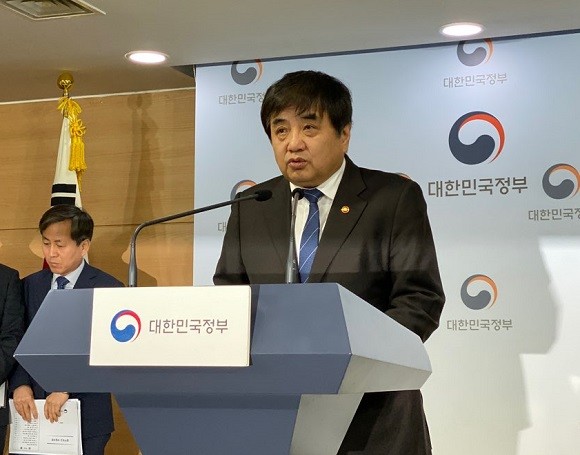 한상혁 방송통신위원장이 지난 14일 오후 서울 종로구 정부서울청사 본관 브리핑룸에서 '2020년도 방통위 업무계획' 관련 브리핑을 하고 있다. = 박지혜 기자
