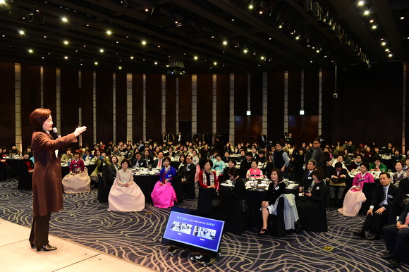 박영선 장관은 17일 2020년 여성경제인 신년인사회에서 "여성기업이 4차 산업혁명의 주역으로 함께 성장할 수 있도록 2020년 여성기업 전용예산을 전년대비 30% 증액했다"며 "데이터, 네트워크 등이 결합된 중소기업의 디지털 경제가 중요하다"고 강조했다. ⓒ 한국여성경제인협회