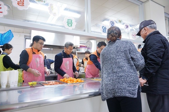 한화시스템이 설 명절을 앞두고 '명절맞이 음식 나눔 봉사활동'을 실시했다. ⓒ 한화시스템