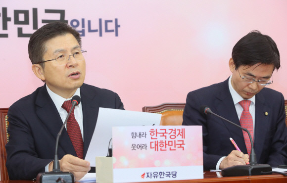 황교안 자유한국당 대표는 23일 최고위원회의에서 "영수회담서 경제·민생부터 논의해야 한다"고 말했다. ⓒ 연합뉴스