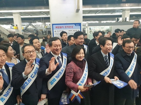 더불어민주당 이형석 최고위원은 23일 이해찬 더불어민주당 대표, 이인영 원내대표와 이낙연 전 국무총리를 비롯한 민주당 지도부와 용산역을 찾아 귀향하는 시민들께 설 명절 귀성 인사를 건넸다. ⓒ 이형석 예비후보 선거사무소