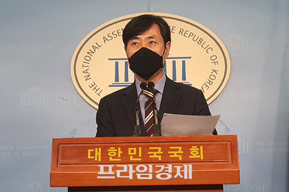 하태경 책임대표는 30일 기자회견장에서 우한 폐렴 확산 방지를 위해 악수·명함 배포 등 전염 가능성이 있는 선거운동 자제를 요청했다. = 박성현 기자