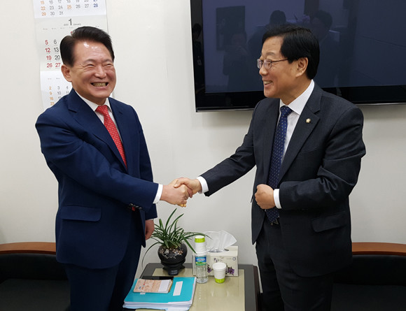 29일 부임한 윤후덕 더불어민주당 원내수석부대표(왼쪽)와 김한표 자유한국당 원내수석부대표(오른쪽)은 2월 임시국회 개최를 합의했다. ⓒ 연합뉴스