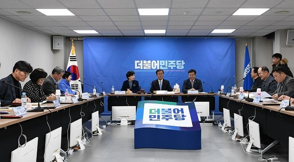 더불어민주당 원혜영 공천관리위원장이 21일 오후 서울 여의도 당사에서 공천관리위원회 회의에 참석하고 있다. ⓒ 연합뉴스