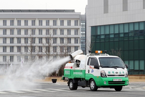 31일 오전 신종 코로나바이러스 감염증 발원지인 중국 후베이성 우한 지역에서 철수한 교민들의 수용 시설인 충북 진천 국가공무원인재개발원 인근에서 방역 차량이 방역작업을 하고 있다. ⓒ 연합뉴스