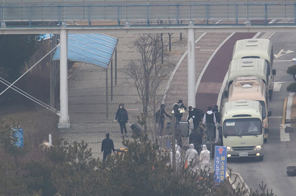 신종 코로나 바이러스의 발병지인 중국 우한에서 2차로 입국한 교민들이 지난 1일 충남 경찰인재개발원에 도착했다. ⓒ 연합뉴스