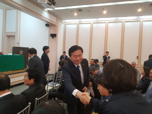 김영춘 더불어민주당 의원이 지역 주민들과 인사를 나누고 있다. ⓒ 프라임경제