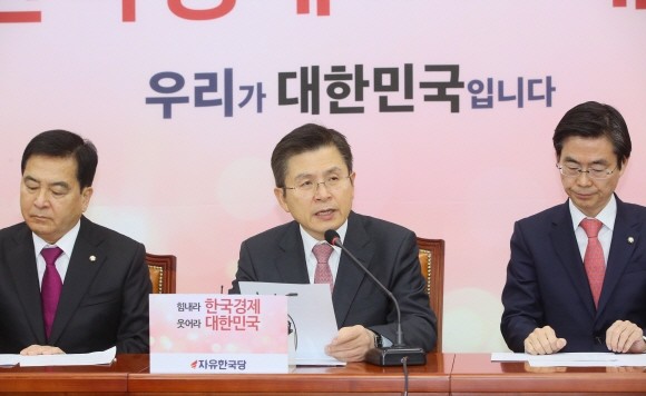 황교안 자유한국당 대표는 3일 최고위원회의에서 우한 폐렴에 대한 조치를 강구하겠다고 밝혔다. ⓒ 연합뉴스