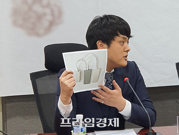 유시진 새로운보수당 청년공감위원회 부위원장은 4일 당대표단-청년연석회의에서 '무한동력' 이미지를 언급하면서 더불어민주당의 공공주택 공약에 대해 비판했다. = 박성현 기자