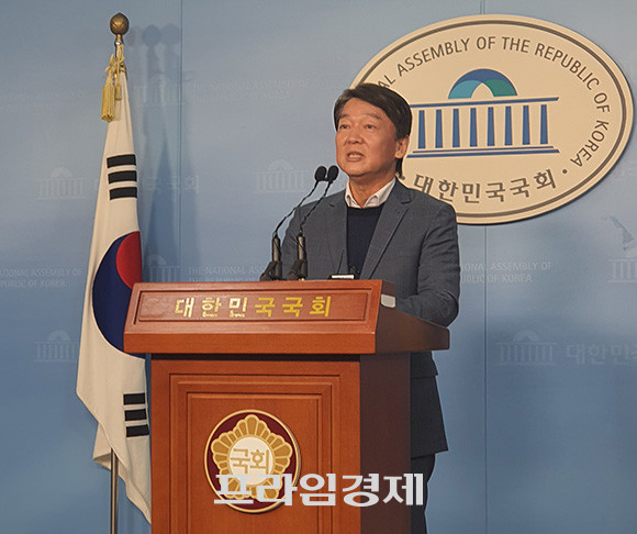 안철수 전 의원은 4일 기자회견장에서 정치에 대해 "공익을 위한 봉사"라고 정의를 내리면서 이를 시행하기 위한 의견을 주장했다. = 박성현 기자