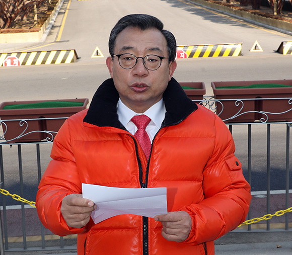 이정현 무소속 의원은 4일 청와대 앞에서 종로 출마를 밝힌 후 국회 내 기자회견장에서도 출마 의사를 전했다. ⓒ 연합뉴스