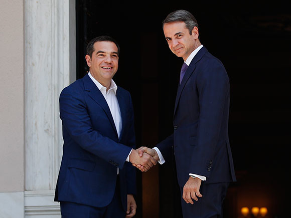 알렉시스 치프라스 전 그리스 총리(왼쪽)와 키라아코스 미초타키스 그리스 총리(오른쪽)가 서로 악수하는 모습 ⓒ 연합뉴스