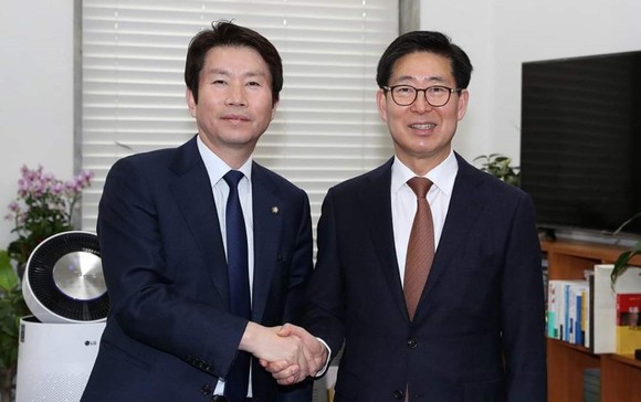 양승조 충남도지사가 지난 6일 국회를 방문해 이인영 원내대표와 악수을 나누고 있다. ⓒ 프라임경제