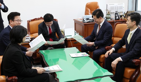 양승조 충남지사와 허태전 대전시장은 지난 6일 이종구 국회 산업통상자원중소벤처기업위원회(산자위)위원장을 만나 특별법 개정안 국회 통과 적극 협조 등을 촉구하고 있다. ⓒ 충남도