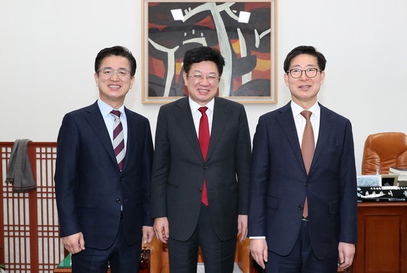 왼쪽부터 허태정 대전시장, 이종구 산자위원장, 양승조 충남지사. ⓒ 충남도