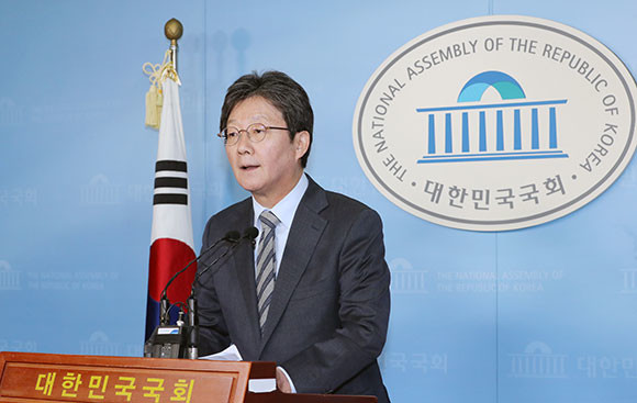 유승민 새로운보수당 인재영입위원장은 9일 기자회견장에서 총선 불출마와 자유한국당과의 합당 의사를 밝혔다. ⓒ 연합뉴스