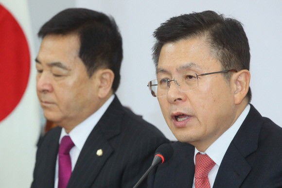 황교안 자유한국당 대표는 10일 최고위원회의에서 유승민 새로운보수당 인재영입위원장이 지난 9일 발언한 것에 대해 환영의 뜻을 밝혔다. ⓒ 연합뉴스