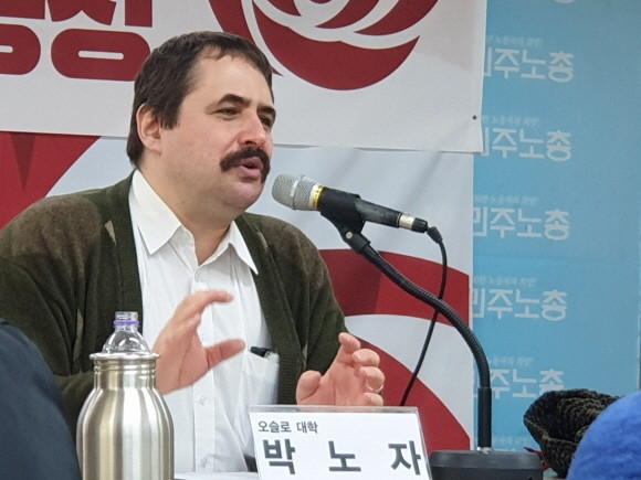 10일 오후 서울 중구 민주노총 대회의실에서 열린 좌담회에서 발언 중인 박노자 교수. = 김화평 기자