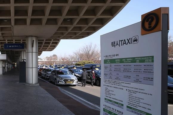 11일부터 중국 이외의 신종 코로나바이러스 감염증 발생국을 다녀온 환자의 여행력이 병원과 약국에 제공된다. 사진은 신종 코로나 여파로 한산한 김포공항 모습. ⓒ 연합뉴스