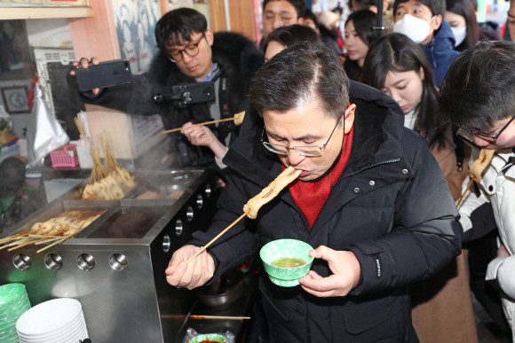 서울 종로구 출마를 선언한 황교안 자유한국당 대표가 지난 9일 서울 성균관대학교 인근 분식점을 찾아 어묵을 먹고 있다. ⓒ 연합뉴스