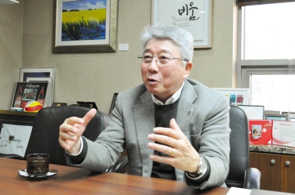 6일 서울 강남구에 위치한 한국도미노피자 본사에서 오광현 회장이 인터뷰를 진행중인 모습. 사진 = 설소영 기자