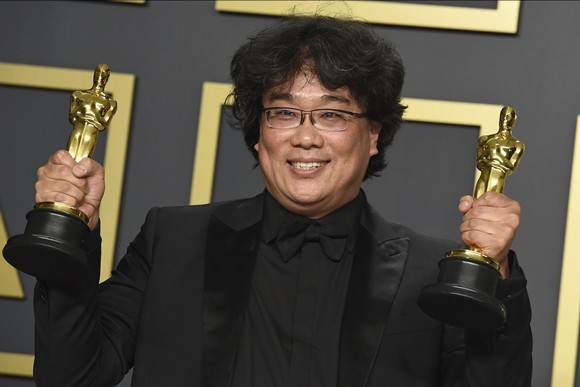 지난 9일(현지시간) 미국 로스앤젤레스 할리우드 돌비극장에서 열린 제92회 아카데미 시상식에서 영화 기생충이 작품상, 감독상, 각본상, 국제영화상 4관왕에 올랐다. 이날 봉준호 감독이 트로피를 들고 기념촬영을 하고 있는 모습.
