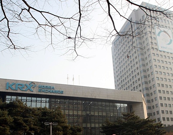 2019사업연도 결산 시즌을 맞이한 가운데, 지난 10일 기준으로 '최근 4사업연도 연속 영업적자 발생 기업'으로 지정된 기업은 총 10곳, 이중 공시를 통해 5년 연속 적자 발생이 확인된 기업은 총 5곳으로 나타났다. 5사업연도 연속으로 영업적자가 발생한 기업은 상장적격성 실질심사 대상에 오르고, 대상 기업들은 심사 대상 여부가 확정될 때까지 주권 매매거래가 정지된다. 사진은 한국거래소 서울사옥. ⓒ 연합뉴스