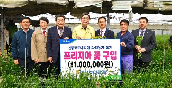 NH농협은행 이대훈 은행장은 지난 13일 충남 공주시 사곡면 화훼농가를 찾아 '코로나19'로 어려움을 겪는 화훼농가를 찾아 지원 방안을 논의했다. ⓒ NH농협은행