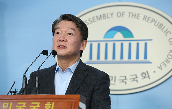 안철수 국민의당 창당준비위원장은 17일 기자회견장에서 아동과 청소년 대상 성범죄에 대한 공약을 발표했다. ⓒ 연합뉴스