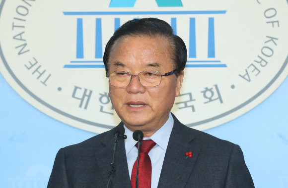정갑윤 자유한국당 의원이 17일 국회 정론관에서 4·15 총선 불출마를 선언하고 있다. ⓒ 연합뉴스