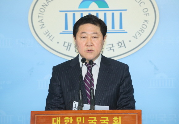 유기준 자유한국당 의원이 17일 국회 정론관에서 4·15 총선 불출마를 선언하고 있다. ⓒ 연합뉴스