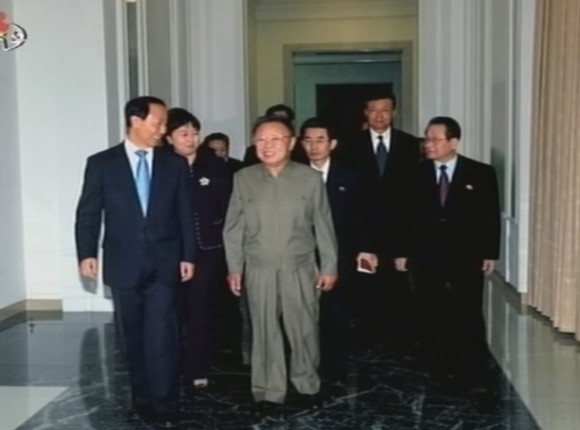 2010년 2월 북한의 최고지도자 김정일 국방위원장(가운데)은 왕자루이(왼쪽) 중국 대외연락부장을 만나는 등 6자회담재개 가능성을 시사했다. 하지만 3월까지 이어진 회담 재개에 관한 논의는 3월26일 북한의 의한 우리 해군 천안함의 피격사건으로 종결되고 말았다. ⓒ 연합뉴스