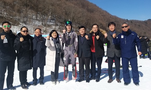 충북도의회 행정문화위원회는 지난 19일 용평리조트를 찾아 제101회 전국동계체육대회에 참가중인 선수를 격려하고 기념촬영을 하고 있다. ⓒ 의회사무국