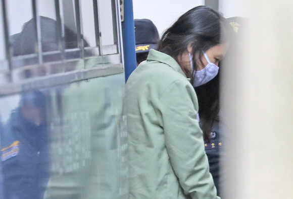 전남편과 의붓아들을 살해한 혐의로 구속기소된 고유정이 20일 오후 제주지법에서 열리는 1심 선고 공판에 출석하기 위해 호송차에서 내리고 있다. ⓒ 연합뉴스