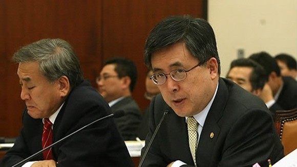 10년 전 당시 김동수 금융위원장. ⓒ 연합뉴스