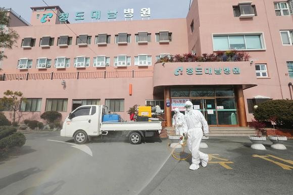 국내 신종코로나바이러스 감염증 사망자가 7명으로 늘어났다. 7번째 사망자는 286번 확진자(62세 한국인 남성)로 청도 대남병원에서 나온 것으로 알려졌다. ⓒ 연합뉴스