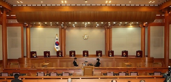 2010년 2월 25일 헌법재판소 대심판정에서 사형제에 대한 위헌법률심판 제청 사건 선고를 앞두고 있는 모습.. ⓒ 연합뉴스