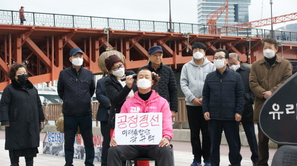 곽규택 미래통합당 부산 중·영도 예비후보가 26일 부산 영도대교 인근에서 삭발하고 이언주 의원 전략공천을 반대하고 있다. ⓒ 곽규택 예비후보 선거캠프