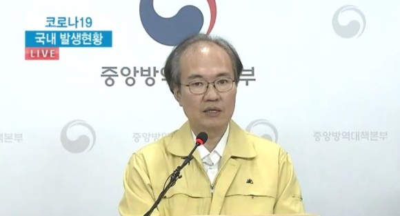 1일 오후 2시 권준욱 중앙방역대책본부 부본부장이 코로나19에 대한 브리핑을 하고 있다. ⓒ KTV국민방송 유튜브 캡쳐