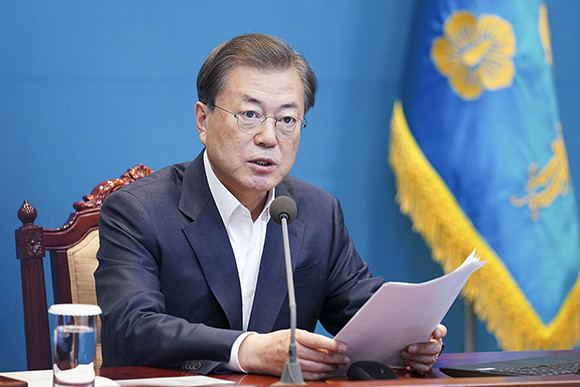 최근 마스크 수급 부족으로 국민들이 어려움을 겪고 있는 가운데 문 대통령은 "마스크 문제를 해결할 수 있는 모든 대책을 강구하라"고 지시했다. ⓒ 청와대