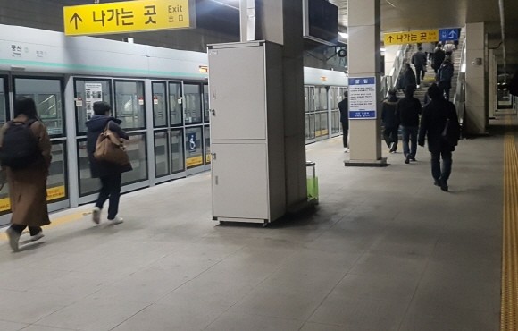 고양시 지하철역사 내부. 퇴근하는 직장인들 모습. = 안지승 청년기자