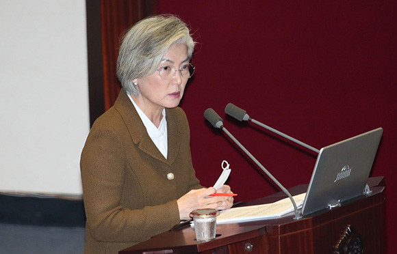 강경화 외교부 장관은 2일 정치·외교·통일·안보에 관한 질문에서 주호영 미래통합당 의원의 질의에 대해 입장을 말했다. ⓒ 연합뉴스